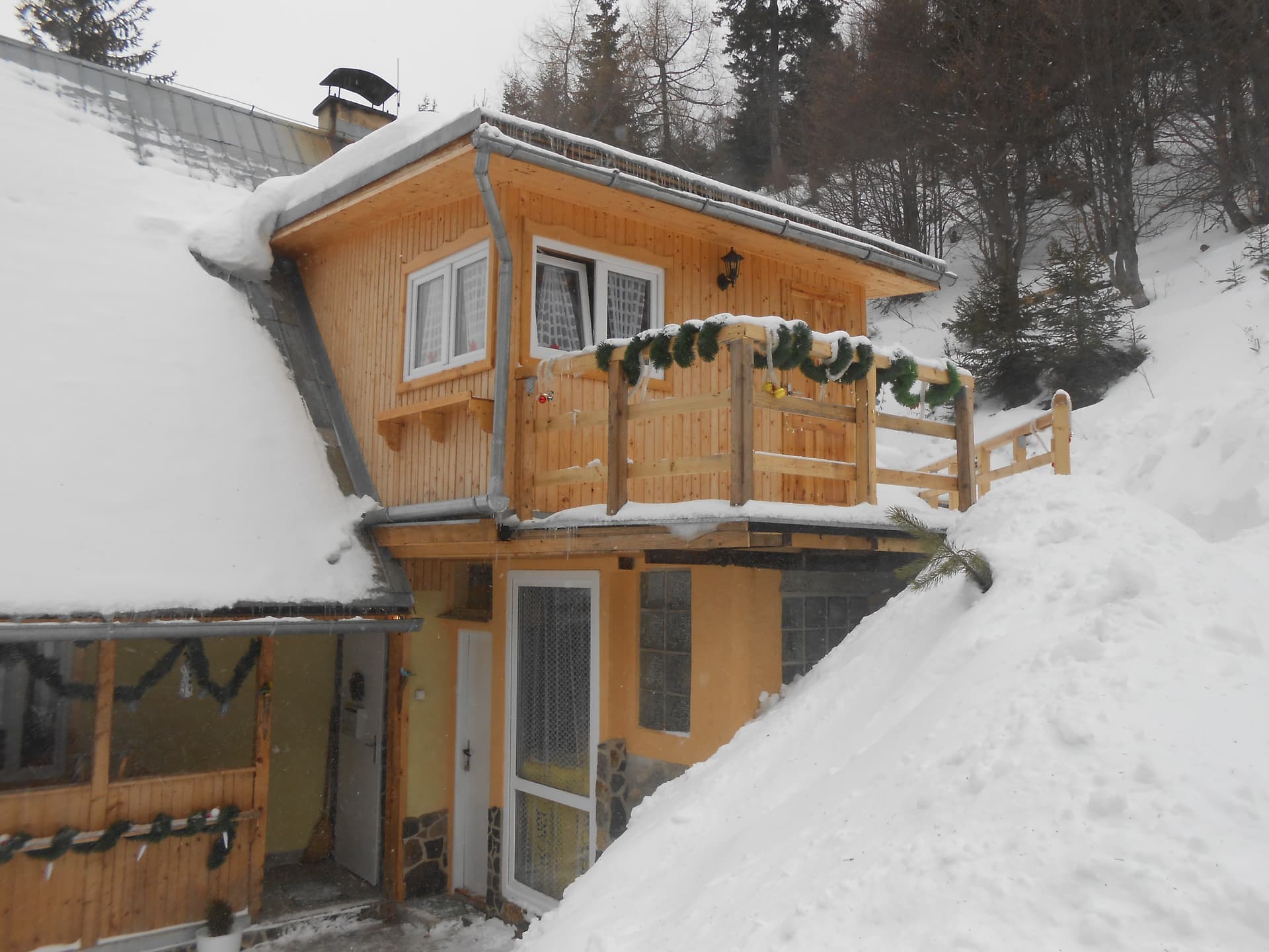 terasa%20a%20vstup%20do%20ju%C5%BEn%C3%A9ho%20apartm%C3%A1nu.jpg